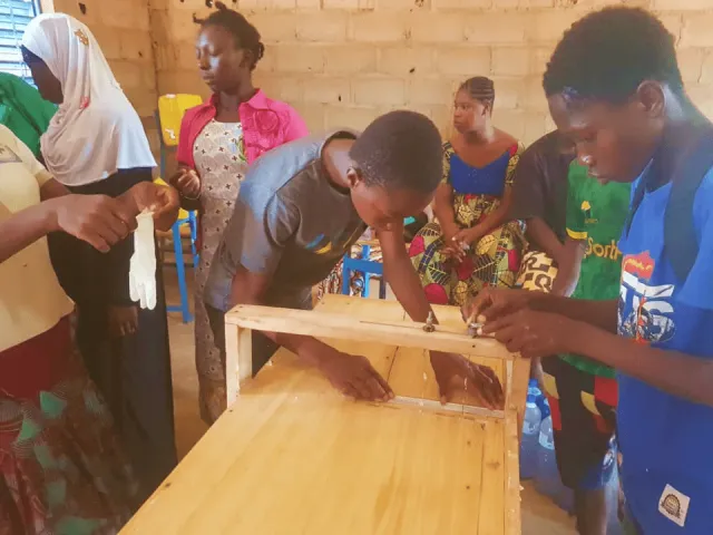 Former la Jeunesse à la Fabrication de Savon et de Pommade Bio : Un Pas vers l'Entrepreneuriat