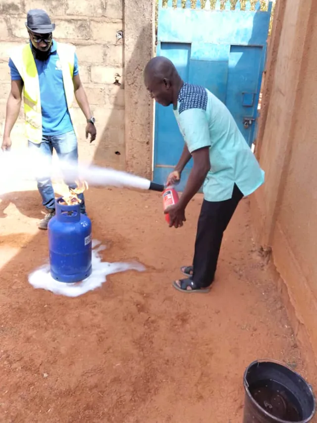 Les apprenants du entre de formation entreprenariat agricole CFEA en pleine formation en sécurité incendie et secourisme — photo 2